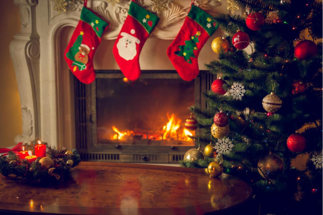 Cosy Christmas Mantelpiece &amp; Fireplace Surround Design Ideas