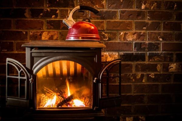 5 Shabby Chic Lounges with Beautiful Fireplaces & Stoves